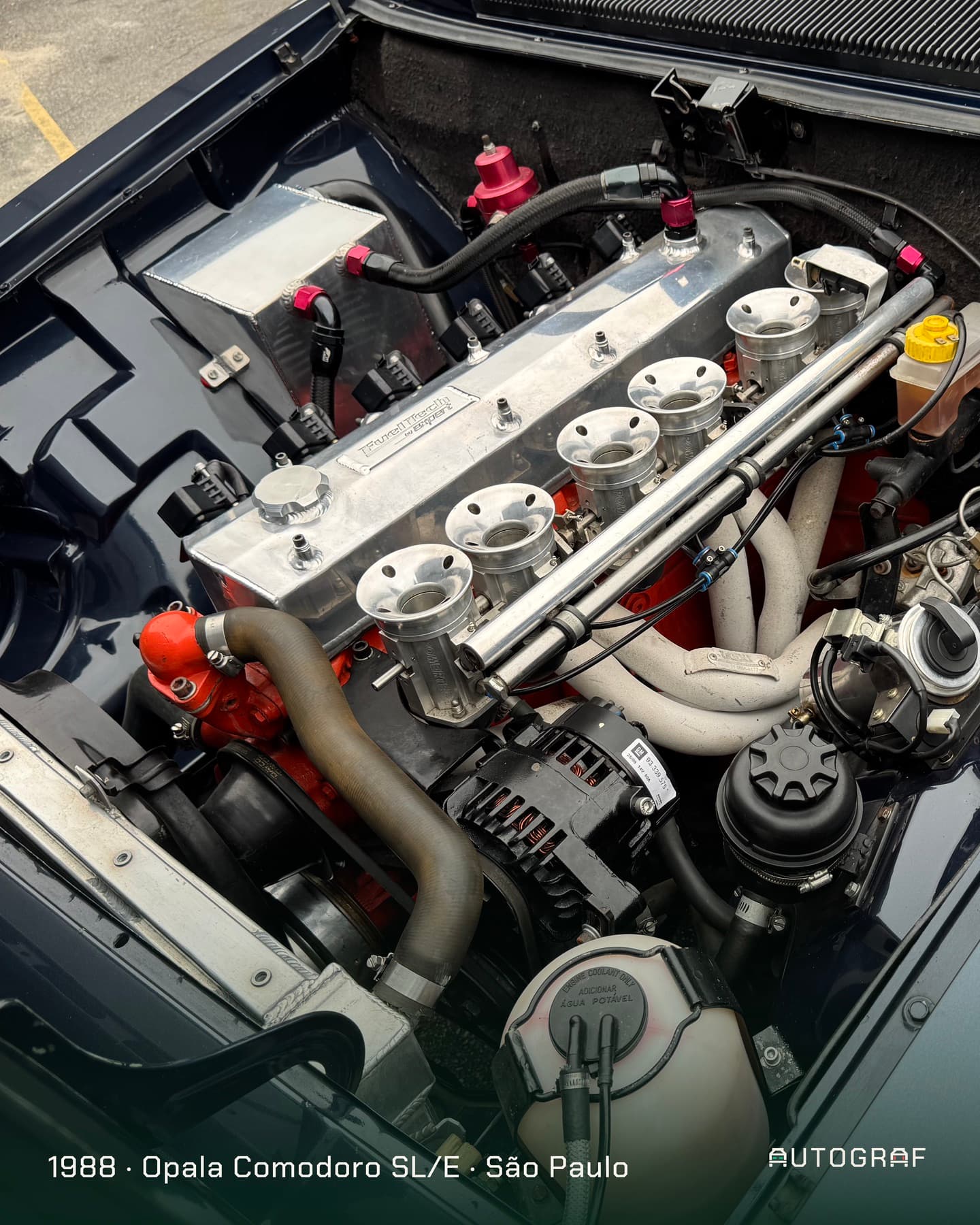 Motor de seis cilindros preparado, com cornetas de admissão polidas. 1988, Opala Comodoro SL/E, São Paulo